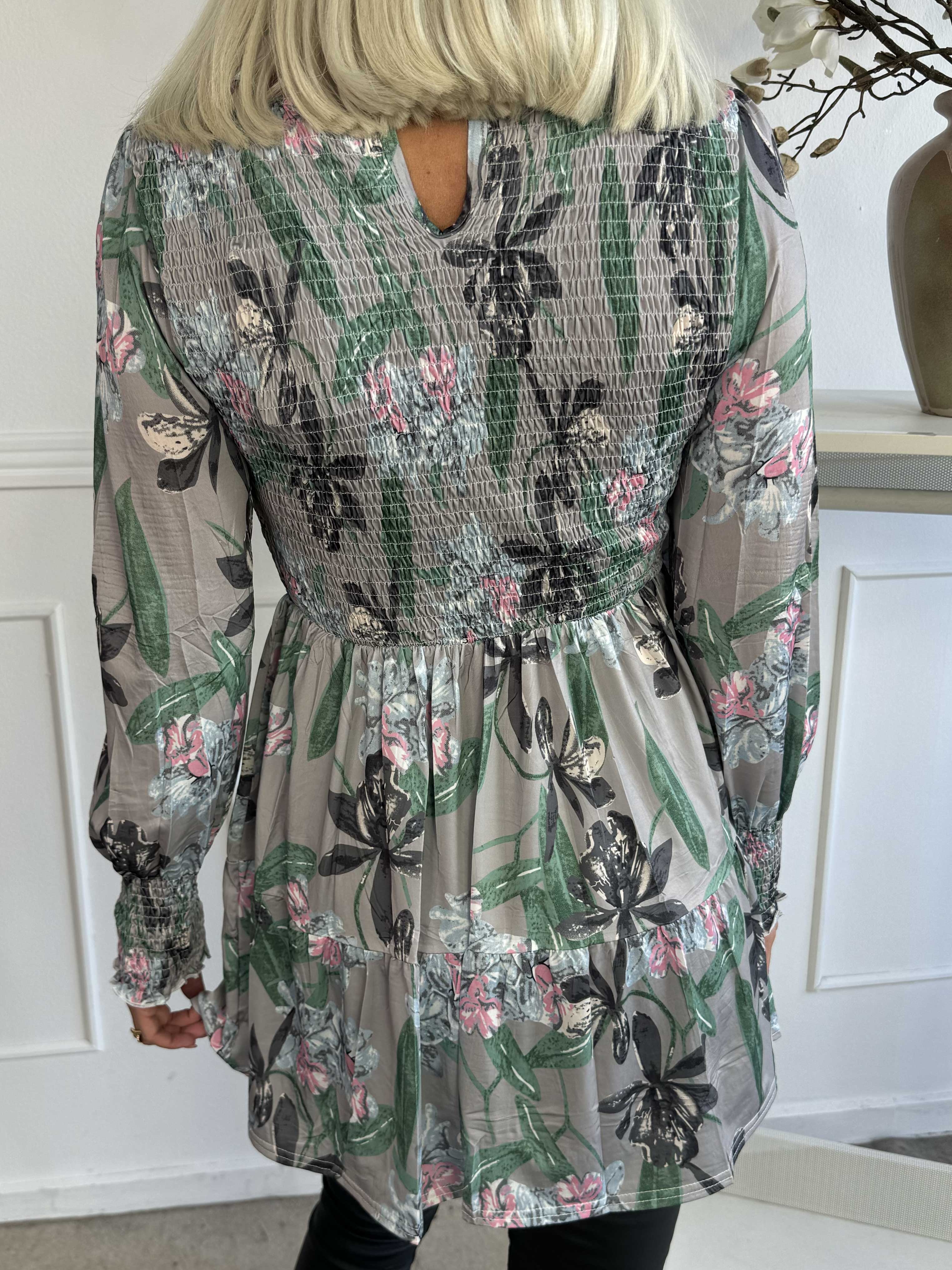 Kelly Flower Shirt - Elastisk bluse med smock henover brystet
